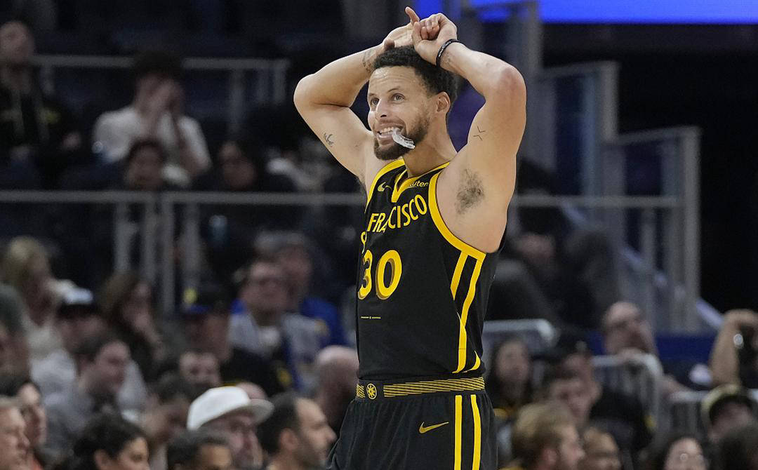 库里陷入低谷,引发争议连败,绝杀战胜球队命运悬念! 库里陷入低谷,引发争议连败,绝杀战胜球队命运悬念!